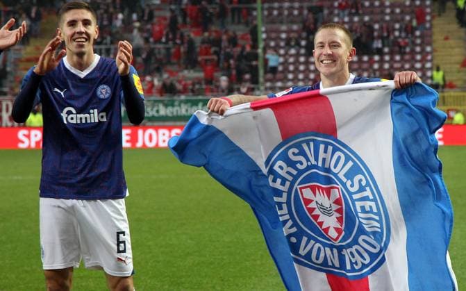 3:0 Sieg füpr Holstein Kiel, Siegerjubel von Carl Johansson (5, Holstein Kiel), Lewis Holtby (10, Holstein Kiel) 26.11.2023, Fußball, 2. Bundesliga, FC Kaiserslautern - Holstein Kiel, 14. Spieltag, Saison 2023 24, Fritz Walter Stadion, Kaiserslautern, Deutschland, zmdz, ** DFB & DFL regulations prohibit any use of photographs as image sequences and or quasi-video. ** FC Kaiserslautern - Holstein Kiel *** 3 0 Victory for Holstein Kiel, Carl Johansson celebrating victory 5, Holstein Kiel , Lewis Holtby 10, Holstein Kiel 26 11 2023, Football, 2 Bundesliga, FC Kaiserslautern Holstein Kiel, Matchday 14, Season 2023 24, Fritz Walter Stadion, Kaiserslautern, Germany, zmdz, DFB DFL regulations prohibit any use of photographs as image sequences and or quasi video FC Kaiserslautern Holstein Kiel