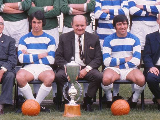 Football - 1970 1971 season - Queens Park Rangers photocall at Loftus Road QPR full squad team group, Mannschaftsbild, Totale L to R. Dave Clement, QPR Chairman Jim Gregory and Terry Venables 