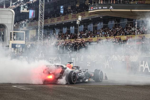 VERSTAPPEN Max (ned), Red Bull Racing RB19, portrait celebrates his victory during the 2023 Formula 1 Etihad Airways Abu Dhabi Grand Prix, 22th round of the 2023 Formula One World Championship, WM, Weltmeisterschaft from November 24 to 26, 2023 on the Yas Marina Circuit, in Abu Dhabi - F1 - ABU DHABI GRAND PRIX 2023 - RACE DPPI Panoramic  G0OD6296 copie