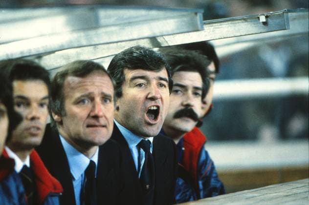 Football - 1986 1987 La Liga - Barcelona 3 Valladolid 0 Barcelona manager Terry Venables with coach Alan Harris in the dugout at the Nou Camp. 