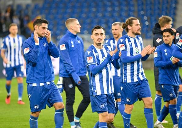 Paul Nebel (Karlsruher SC, 26, Mitte) und seine Mitspieler bei der Ehrenrunde, GER, Karlsruher SC vs. 1. FC Nuernberg, Fussball, Herren, 2. Bundesliga, 14. Spieltag, Spielzeit 2023 2024, 26.11.2023, (DFL REGULATIONS PROHIBIT ANY USE OF PHOTOGRAPHS AS IMAGE SEQUENCES AND OR QUASI-VIDEO) GER, Karlsruher SC vs. 1. FC Nuernberg, Sport, Fussball, Herren, 2. Bundesliga, 14. Spieltag, Spielzeit 2023 2024, 26.11.2023, Karlsruhe