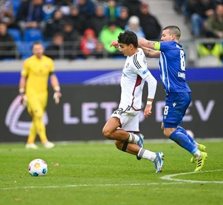 Can Uzun (1. FC Nuernberg, 42) wird von Jerome Gondorf (Karlsruher SC, 8) gehalten, GER, Karlsruher SC vs. 1. FC Nuernberg, Fussball, Herren, 2. Bundesliga, 14. Spieltag, Spielzeit 2023 2024, 26.11.2023, (DFL REGULATIONS PROHIBIT ANY USE OF PHOTOGRAPHS AS IMAGE SEQUENCES AND OR QUASI-VIDEO) GER, Karlsruher SC vs. 1. FC Nuernberg, Sport, Fussball, Herren, 2. Bundesliga, 14. Spieltag, Spielzeit 2023 2024, 26.11.2023, Karlsruhe
