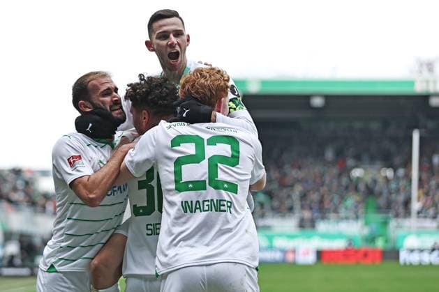 Branimir Hrgota und die SpVgg Greuther Fürth nach dem 1:0 im Hinrundenspiel der Saison 2023 2024 zwischen SpVgg Greuther Fürth und dem SV Wehen Wiesbaden (2:0) in Fürth; 26 11 2023 -
