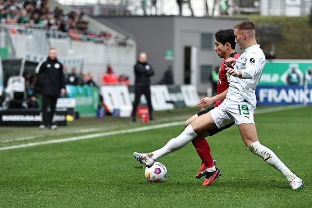 Tim Lemperle, SGF, und Lee Hyun-Ju, SVWW, im Hinrundenspiel der Saison 2023 2024 zwischen SpVgg Greuther Fürth und dem SV Wehen Wiesbaden (2:0) in Fürth; 26 11 2023 -