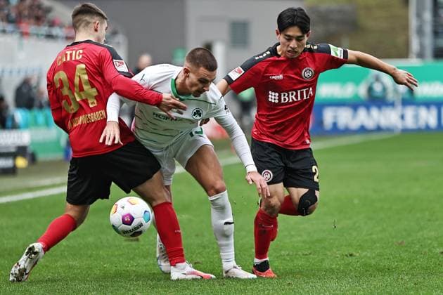 Tim Lemperle, SGF, und Lee Hyun-Ju, SVWW, im Hinrundenspiel der Saison 2023 2024 zwischen SpVgg Greuther Fürth und dem SV Wehen Wiesbaden (2:0) in Fürth; 26 11 2023 -