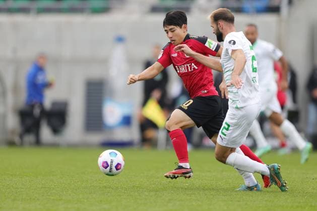 Lee Hyun-Ju, SVWW, und Simon Asta, SGF, im Hinrundenspiel der Saison 2023 2024 zwischen SpVgg Greuther Fürth und dem SV Wehen Wiesbaden (2:0) in Fürth; 26 11 2023 -