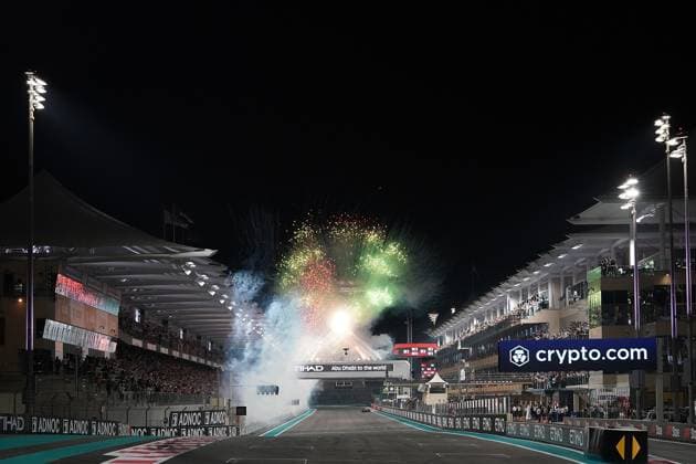 26.11.2023, Yas Marina Circuit, Abu Dhabi, Formula 1 Etihad Airways Abu Dhabi Grand Prix 2023 , im Bild Sieger Max Verstappen (NLD), Oracle Red Bull Racing überfährt die Ziellinie, grosses Feuerwerk über der Strecke. Abu Dhabi Yas Marina Circuit Vereinigten Arabischen Emirate