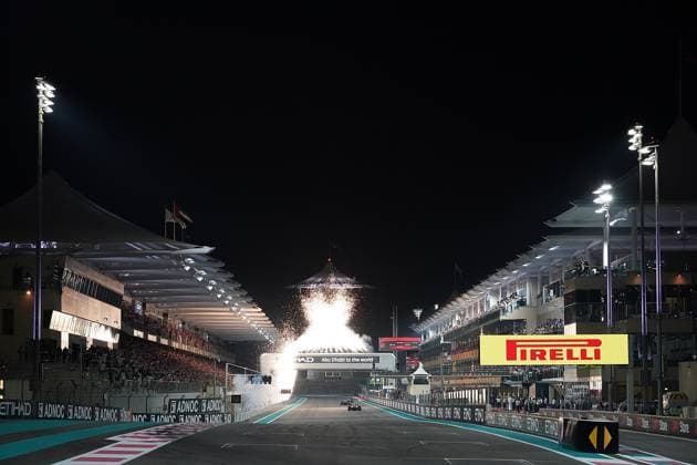 Formula 1 Etihad Airways Abu Dhabi Grand Prix 2023 26.11.2023, Yas Marina Circuit, Abu Dhabi, Formula 1 Etihad Airways Abu Dhabi Grand Prix 2023 , im Bild Sieger Max Verstappen (NLD), Oracle Red Bull Racing überfährt die Ziellinie, grosses Feuerwerk über der Strecke.