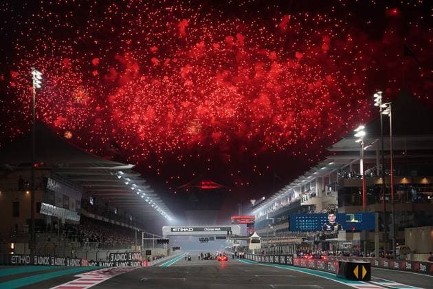 Formula 1 Etihad Airways Abu Dhabi Grand Prix 2023 26.11.2023, Yas Marina Circuit, Abu Dhabi, Formula 1 Etihad Airways Abu Dhabi Grand Prix 2023 , im Bild Sieger Max Verstappen (NLD), Oracle Red Bull Racing überfährt die Ziellinie, grosses Feuerwerk über der Strecke.