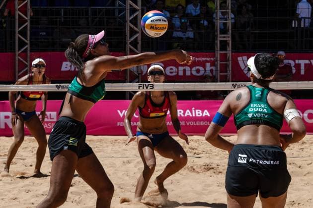 (231126) -- JOAO PESSOA, Nov. 26, 2023 -- Ana Patricia (front L) Duda of Brazil compete during the women s semifinal match between Xue Chen Xia Xinyi of China and Ana Patricia Duda of Brazil at the World Beach volleyball, Beachvolleyball Pro Tour 2023 in Joao Pessoa, Brazil, Nov. 26, 2023. ) (SP)BRAZIL-JOAO PESSOA-BEACH VOLLEYBALL-WORLD PRO TOUR WangxTiancong 