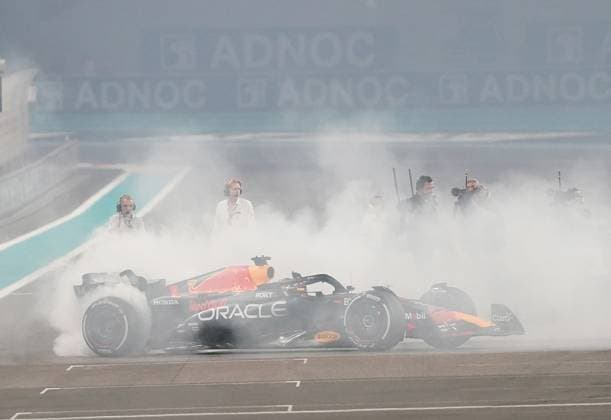 Formula 1 Etihad Airways Abu Dhabi Grand Prix 2023 26.11.2023, Yas Marina Circuit, Abu Dhabi, Formula 1 Etihad Airways Abu Dhabi Grand Prix 2023 , im Bild Sieger Max Verstappen (NLD), Oracle Red Bull Racing dreht auf der Start-Zielgeraden Donuts mit seinem Auto.