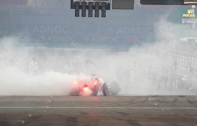 Formula 1 Etihad Airways Abu Dhabi Grand Prix 2023 26.11.2023, Yas Marina Circuit, Abu Dhabi, Formula 1 Etihad Airways Abu Dhabi Grand Prix 2023 , im Bild Sieger Max Verstappen (NLD), Oracle Red Bull Racing dreht auf der Start-Zielgeraden Donuts mit seinem Auto.