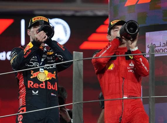 Formula 1 Etihad Airways Abu Dhabi Grand Prix 2023 26.11.2023, Yas Marina Circuit, Abu Dhabi, Formula 1 Etihad Airways Abu Dhabi Grand Prix 2023 , im Bild Podium: Sieger Max Verstappen (NLD), Oracle Red Bull Racing, 2.Platz für Charles Leclerc (MCO), Scuderia Ferrari