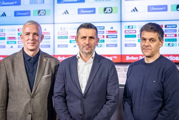 Sport Bilder des Tages Pressekonferenz mit dem neuen Trainer von 1. FC Union Berlin. Berlin 26.11.2023 Dirk Zingler (Präsident 1. FC Union Berlin), Nenad Bjelica (Trainer 1. FC Union Berlin), Oliver Ruhnert (Geschäftsführer 1. FC Union Berlin) Pressekonferenz mit dem neuen Trainer von 1. FC Union Berlin, Stadion An der Alten Försterei, Berlin 26.11.2023 *** Press conference with the new coach of 1 FC Union Berlin Berlin 26 11 2023 Dirk Zingler President 1 FC Union Berlin , Nenad Bjelica Coach 1 FC Union Berlin , Oliver Ruhnert Managing Director 1 FC Union Berlin Press conference with the new coach of 1 FC Union Berlin, Stadion An der Alten Försterei, Berlin 26 11 2023 Copyright: xBEAUTIFULxSPORTS LucianoxLimax