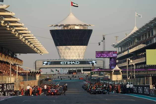26.11.2023, Yas Marina Circuit, Abu Dhabi, Formula 1 Etihad Airways Abu Dhabi Grand Prix 2023 , im Bild Vorbereitungen zum Rennstart, Mechaniker arbeiten an den Autos. Abu Dhabi Yas Marina Circuit Vereinigten Arabischen Emirate