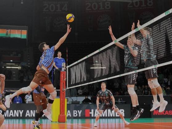 Angriff . . . Herrschings 11 Theo TIMMERMANN. Volleyball Herrsching - Dueren. Volleyball Bundesliga, WWK Volleys Herrsching - Powervolleys Düren, Saison 2023-2024 . 26.11.2023. in Muenchen, B M W P A R K, Deutschland. Quelle Copyright Credit : Oryk HAIST