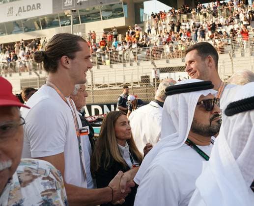 Formula 1 Etihad Airways Abu Dhabi Grand Prix 2023 26.11.2023, Yas Marina Circuit, Abu Dhabi, Formula 1 Etihad Airways Abu Dhabi Grand Prix 2023 , im Bild Der deutsche Tennisspieler Alexander Sascha Zverev mit dem polnischen Tennisspieler Hubert Hurkacz.