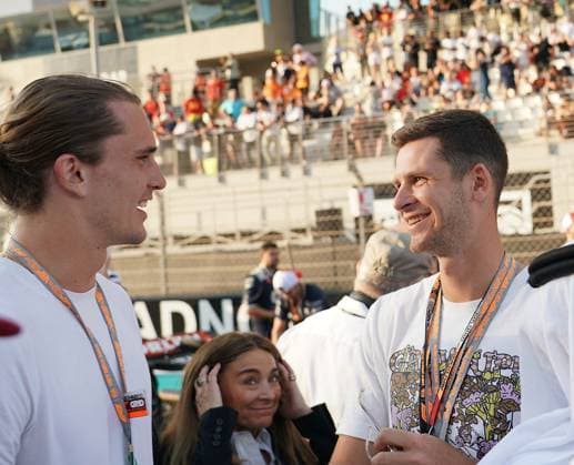 Formula 1 Etihad Airways Abu Dhabi Grand Prix 2023 26.11.2023, Yas Marina Circuit, Abu Dhabi, Formula 1 Etihad Airways Abu Dhabi Grand Prix 2023 , im Bild Der deutsche Tennisspieler Alexander Sascha Zverev mit dem polnischen Tennisspieler Hubert Hurkacz.