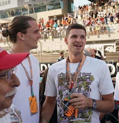 Formula 1 Etihad Airways Abu Dhabi Grand Prix 2023 26.11.2023, Yas Marina Circuit, Abu Dhabi, Formula 1 Etihad Airways Abu Dhabi Grand Prix 2023 , im Bild Der deutsche Tennisspieler Alexander Sascha Zverev mit dem polnischen Tennisspieler Hubert Hurkacz.