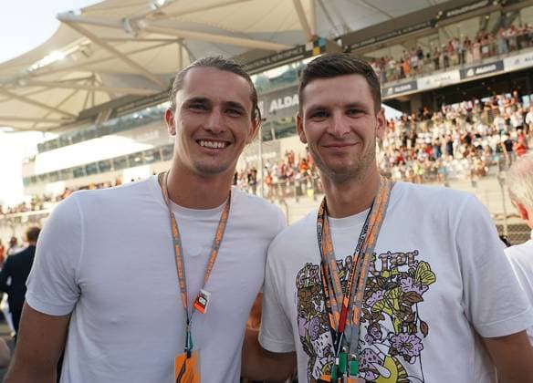 Formula 1 Etihad Airways Abu Dhabi Grand Prix 2023 26.11.2023, Yas Marina Circuit, Abu Dhabi, Formula 1 Etihad Airways Abu Dhabi Grand Prix 2023 , im Bild Der deutsche Tennisspieler Alexander Sascha Zverev mit dem polnischen Tennisspieler Hubert Hurkacz.