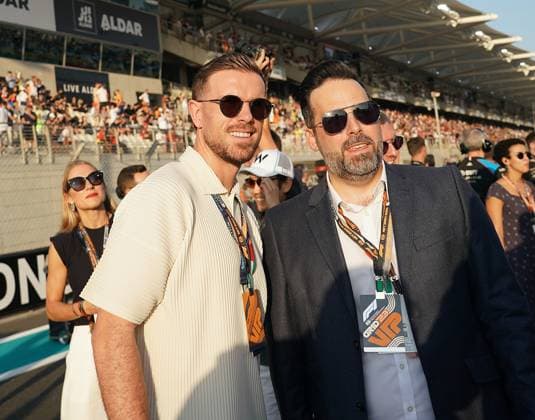 Formula 1 Etihad Airways Abu Dhabi Grand Prix 2023 26.11.2023, Yas Marina Circuit, Abu Dhabi, Formula 1 Etihad Airways Abu Dhabi Grand Prix 2023 , im Bild Der britische Fussballer Jordan Henderson (Al-Ettifaq FC)