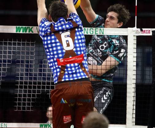 von links Filip JOHN (Herrsching GER), Robin BAGHADY (Dueren), He-Volleyballl, Bundesliga 2023 24, WWK Volleys Herrsching vs SWD powervolleys Dueren, 26.11.23, Muenchen, BMW Park, Copyright: WolfgangxFehrmann