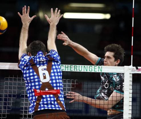 von links Filip JOHN (Herrsching GER), Robin BAGHADY (Dueren), He-Volleyballl, Bundesliga 2023 24, WWK Volleys Herrsching vs SWD powervolleys Dueren, 26.11.23, Muenchen, BMW Park, Copyright: WolfgangxFehrmann