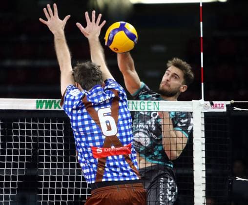 von links Filip JOHN (Herrsching GER), Robin BAGHADY (Dueren), He-Volleyballl, Bundesliga 2023 24, WWK Volleys Herrsching vs SWD powervolleys Dueren, 26.11.23, Muenchen, BMW Park, Copyright: WolfgangxFehrmann