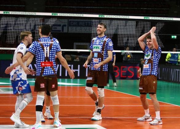 Herrschinger Jubel ueber Punktgewinn He-Volleyballl, Bundesliga 2023 24, WWK Volleys Herrsching vs SWD powervolleys Dueren, 26.11.23, Muenchen, BMW Park, Copyright: WolfgangxFehrmann
