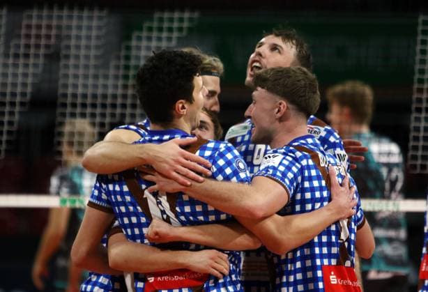 Herrschinger Freude ueber Punktgewinn, He-Volleyballl, Bundesliga 2023 24, WWK Volleys Herrsching vs SWD powervolleys Dueren, 26.11.23, Muenchen, BMW Park, Copyright: WolfgangxFehrmann