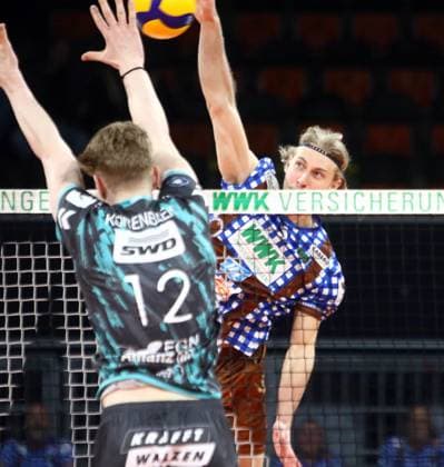von links Siebe KORENBLEK (Dueren), Daniel GRUVAEUS (Herrsching), He-Volleyballl, Bundesliga 2023 24, WWK Volleys Herrsching vs SWD powervolleys Dueren, 26.11.23, Muenchen, BMW Park, Copyright: WolfgangxFehrmann