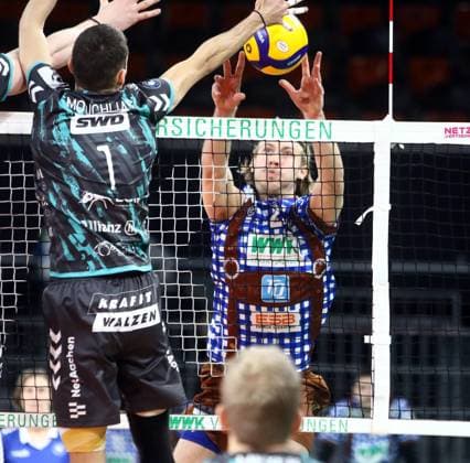von links Dimitrios MOUCHLIAS (Dueren), Daniel GRUVAEUS (Herrsching), He-Volleyballl, Bundesliga 2023 24, WWK Volleys Herrsching vs SWD powervolleys Dueren, 26.11.23, Muenchen, BMW Park, Copyright: WolfgangxFehrmann