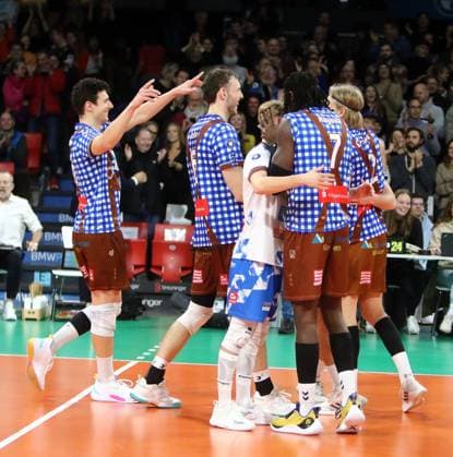 Herrschinger Freude nach dem Gewinn des ersten Satzes He-Volleyballl, Bundesliga 2023 24, WWK Volleys Herrsching vs SWD powervolleys Dueren, 26.11.23, Muenchen, BMW Park, Copyright: WolfgangxFehrmann