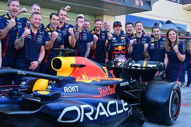 Photo of the Oracle Red Bull Racing Team with 1 Max Verstappen (NLD, Oracle Red Bull Racing), F1 Grand Prix of Abu Dhabi at Yas Marina Circuit on November 26, 2023 in Abu Dhabi, United Arab Emirates. (Photo by HOCH ZWEI) Abu Dhabi United Arab Emirates