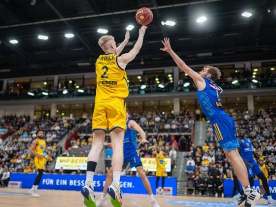 Sport Themen der Woche KW47 Sport Bilder des Tages Jacob Patrick (MHP Riesen Ludwigsburg, 02), Malte Delow (Alba Berlin, 06), GER, MHP Riesen Ludwigsburg vs. ALBA Berlin, Basketball, Bundesliga, easycredit BBL, 9. Spieltag, Spielzeit 2023 2024, 26.11.2023, GER, MHP Riesen Ludwigsburg vs. ALBA Berlin, Basketball, Bundesliga, easycredit BBL, 9. Spieltag, Spielzeit 2023 2024, 26.11.2023 Ludwigsburg *** Jacob Patrick MHP Riesen Ludwigsburg, 02 , Malte Delow Alba Berlin, 06 , GER, MHP Riesen Ludwigsburg vs ALBA Berlin, Basketball, Bundesliga, easycredit BBL, Matchday 9, Season 2023 2024, 26 11 2023, GER, MHP Riesen Ludwigsburg vs ALBA Berlin, Basketball, Bundesliga, easycredit BBL, Matchday 9, Season 2023 2024, 26 11 2023 Ludwigsburg Copyright: xEibner-Pressefoto SaschaxWaltherx EP_EER