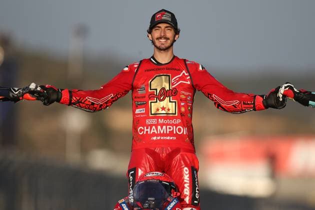 Bilder des Jahres 2023, Sport 11 November Sport Themen der Woche KW47 Sport Bilder des Tages Spain, Valencia, 26.11.2023, Circuit Ricardo Torno, MotoGP of Valencia - Race, Francesco Bagnaia (Ducati Lenovo Team) poses for end of the season World Champions Photo Valencia Circuit Ricardo Torno Valencia Spain *** Spain, Valencia, 26 11 2023, Circuit Ricardo Torno, MotoGP of Valencia Race, Francesco Bagnaia Ducati Lenovo Team poses for end of the season World Champions Photo Valencia Circuit Ricardo Torno Valencia Spain  eu-images-645