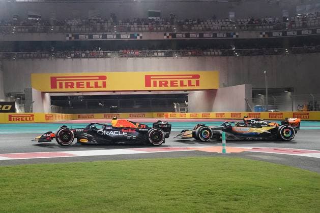 Formula 1 Etihad Airways Abu Dhabi Grand Prix 2023 26.11.2023, Yas Marina Circuit, Abu Dhabi, Formula 1 Etihad Airways Abu Dhabi Grand Prix 2023 , im Bild Sergio Perez (MEX), Oracle Red Bull Racing, Lando Norris (GBR), McLaren F1 Team