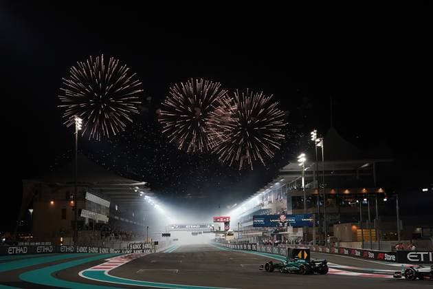 Formula 1 Etihad Airways Abu Dhabi Grand Prix 2023 26.11.2023, Yas Marina Circuit, Abu Dhabi, Formula 1 Etihad Airways Abu Dhabi Grand Prix 2023 , im Bild Feuerwerk über der Rennstrecke von Abu Dhabi, Fernando Alonso (ESP), Aston Martin Aramco Cognizant Formula One Team