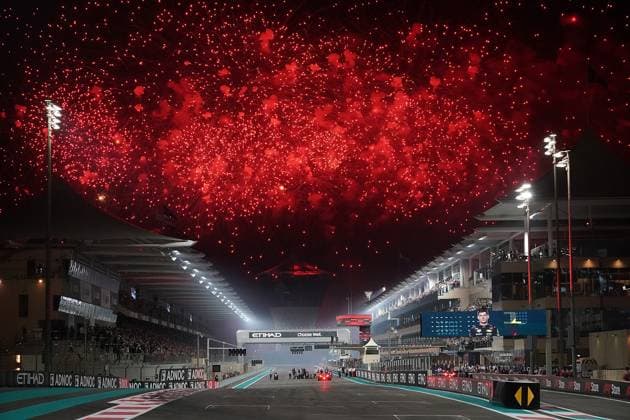 Formula 1 Etihad Airways Abu Dhabi Grand Prix 2023 26.11.2023, Yas Marina Circuit, Abu Dhabi, Formula 1 Etihad Airways Abu Dhabi Grand Prix 2023 , im Bild Feuerwerk über der Rennstrecke von Abu Dhabi, Sieger Max Verstappen (NLD), Oracle Red Bull Racing
