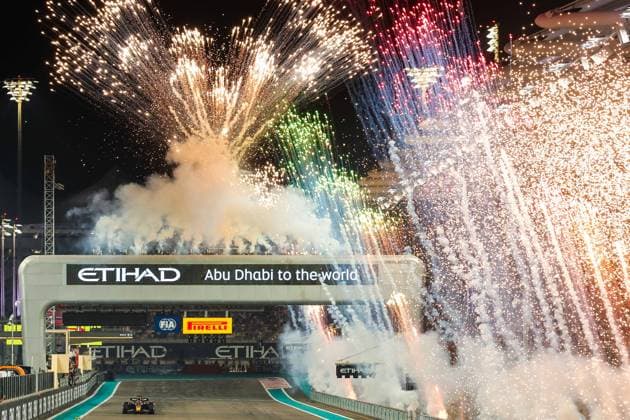Finish line VERSTAPPEN Max (ned), Red Bull Racing RB19, portrait during the 2023 Formula 1 Etihad Airways Abu Dhabi Grand Prix, 22th round of the 2023 Formula One World Championship, WM, Weltmeisterschaft from November 24 to 26, 2023 on the Yas Marina Circuit, in Abu Dhabi - F1 - ABU DHABI GRAND PRIX 2023 - RACE DPPI Panoramic  F12023GP23ABU_HZ_8717