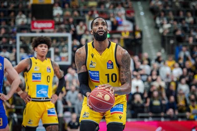 Elijah Childs (MHP Riesen Ludwigsburg, 10), Freiwurf MHP Riesen Ludwigsburg - ALBA Berlin, Basketball, 1. Basketball Bundesliga, BBL, Saison 2023 24, 9. Spieltag, 26.11.2023, Ludwigsburg (MHPArena), DEU MHP Riesen Ludwigsburg - ALBA Berlin, 26.11.2023, Ludwigsburg (MHPArena), DEU Ludwigsburg Copyright: xSandyxDinkelackerx EP_SDR