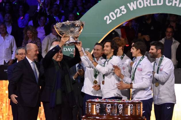 Sport Themen der Woche KW47 Tennis, Italien gewinnt Davis Cup International Tennis match - Davis Cup Italia-Australia 26 Novembre 2023 Palacio de Deportes Jose Maria Martin Carpena, Malaga Spagna Nella foto: Nicola Pietrangeli con la squadra azzurra Malaga Spain  Copyright: xIPAxSport ABACAx