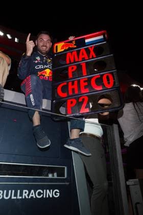 November 26, 2023, Abu Dhabi, United Arab Emirates: Oracle Red Bull Racing mechanics celebrate Max Verstappen winning the Formula 1 Abu Dhabi Grand Prix at the Yas Marina Bay Circuit in the final race of the 2023 Formula 1 season. Abu Dhabi United Arab Emirates - ZUMAb177 20231126_aap_b177_165 Copyright: xTaidghxBarronx