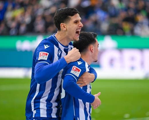 Sport Bilder des Tages Igor Matanovic (Karlsruher SC, 9, links) freut sich mit Paul Nebel (Karlsruher SC, 26) ueber dessen Tor zum 1:0, GER, Karlsruher SC vs. 1. FC Nuernberg, Fussball, Herren, 2. Bundesliga, 14. Spieltag, Spielzeit 2023 2024, 26.11.2023, (DFL REGULATIONS PROHIBIT ANY USE OF PHOTOGRAPHS AS IMAGE SEQUENCES AND OR QUASI-VIDEO) GER, Karlsruher SC vs. 1. FC Nuernberg, Sport, Fussball, Herren, 2. Bundesliga, 14. Spieltag, Spielzeit 2023 2024, 26.11.2023, Karlsruhe