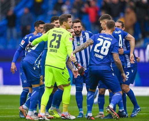 Die Spieler des Karlsruher SC bilden vor dem Spiel einen Kreis, vorne Patrick Drewes (Karlsruher SC, 23), GER, Karlsruher SC vs. 1. FC Nuernberg, Fussball, Herren, 2. Bundesliga, 14. Spieltag, Spielzeit 2023 2024, 26.11.2023, (DFL REGULATIONS PROHIBIT ANY USE OF PHOTOGRAPHS AS IMAGE SEQUENCES AND OR QUASI-VIDEO) GER, Karlsruher SC vs. 1. FC Nuernberg, Sport, Fussball, Herren, 2. Bundesliga, 14. Spieltag, Spielzeit 2023 2024, 26.11.2023, Karlsruhe