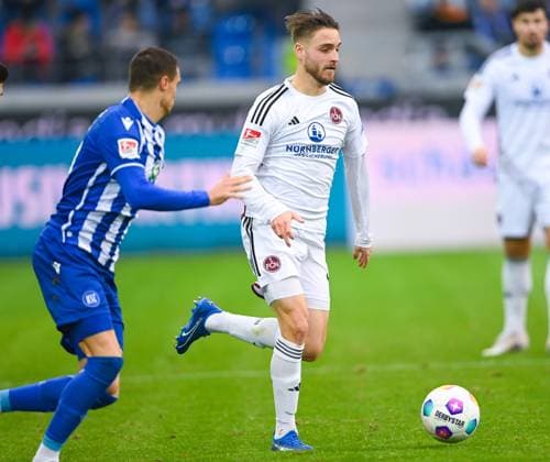 Lukas Schleimer (1. FC Nuernberg, 36) nimmt mit dem Ball Tempo auf, GER, Karlsruher SC vs. 1. FC Nuernberg, Fussball, Herren, 2. Bundesliga, 14. Spieltag, Spielzeit 2023 2024, 26.11.2023, (DFL REGULATIONS PROHIBIT ANY USE OF PHOTOGRAPHS AS IMAGE SEQUENCES AND OR QUASI-VIDEO) GER, Karlsruher SC vs. 1. FC Nuernberg, Sport, Fussball, Herren, 2. Bundesliga, 14. Spieltag, Spielzeit 2023 2024, 26.11.2023, Karlsruhe