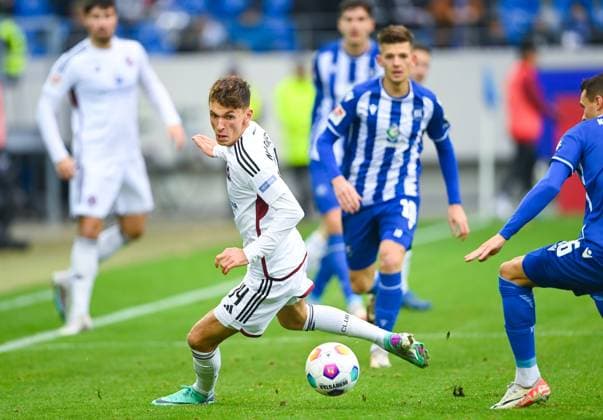 Benjamin Goller (1. FC Nuernberg, 14, Mitte) laesst den Ball passieren und nimmt Tempo auf, GER, Karlsruher SC vs. 1. FC Nuernberg, Fussball, Herren, 2. Bundesliga, 14. Spieltag, Spielzeit 2023 2024, 26.11.2023, (DFL REGULATIONS PROHIBIT ANY USE OF PHOTOGRAPHS AS IMAGE SEQUENCES AND OR QUASI-VIDEO) GER, Karlsruher SC vs. 1. FC Nuernberg, Sport, Fussball, Herren, 2. Bundesliga, 14. Spieltag, Spielzeit 2023 2024, 26.11.2023, Karlsruhe