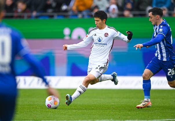 Kanji Okunuki (1. FC Nuernberg, 11) am Ball gegen Paul Nebel (Karlsruher SC, 26), GER, Karlsruher SC vs. 1. FC Nuernberg, Fussball, Herren, 2. Bundesliga, 14. Spieltag, Spielzeit 2023 2024, 26.11.2023, (DFL REGULATIONS PROHIBIT ANY USE OF PHOTOGRAPHS AS IMAGE SEQUENCES AND OR QUASI-VIDEO) GER, Karlsruher SC vs. 1. FC Nuernberg, Sport, Fussball, Herren, 2. Bundesliga, 14. Spieltag, Spielzeit 2023 2024, 26.11.2023, Karlsruhe