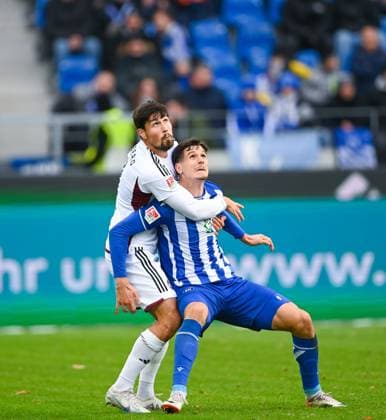 Igor Matanovic (Karlsruher SC, 9, vorne) und Ahmet Guerleyen (1. FC Nuernberg, 3) warten auf den Ball, GER, Karlsruher SC vs. 1. FC Nuernberg, Fussball, Herren, 2. Bundesliga, 14. Spieltag, Spielzeit 2023 2024, 26.11.2023, (DFL REGULATIONS PROHIBIT ANY USE OF PHOTOGRAPHS AS IMAGE SEQUENCES AND OR QUASI-VIDEO) GER, Karlsruher SC vs. 1. FC Nuernberg, Sport, Fussball, Herren, 2. Bundesliga, 14. Spieltag, Spielzeit 2023 2024, 26.11.2023, Karlsruhe