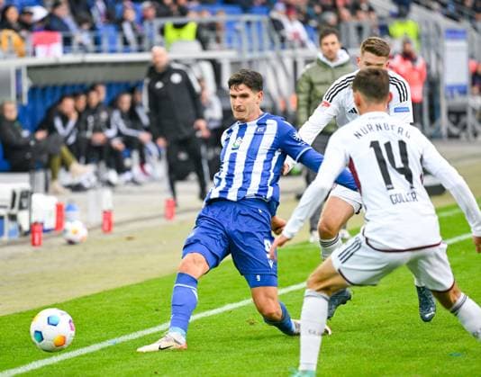 Igor Matanovic (Karlsruher SC, 9) spielt einen Pass an der Aussenlinie, GER, Karlsruher SC vs. 1. FC Nuernberg, Fussball, Herren, 2. Bundesliga, 14. Spieltag, Spielzeit 2023 2024, 26.11.2023, (DFL REGULATIONS PROHIBIT ANY USE OF PHOTOGRAPHS AS IMAGE SEQUENCES AND OR QUASI-VIDEO) GER, Karlsruher SC vs. 1. FC Nuernberg, Sport, Fussball, Herren, 2. Bundesliga, 14. Spieltag, Spielzeit 2023 2024, 26.11.2023, Karlsruhe